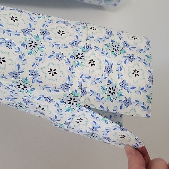 Croft & Barrow Blue and White Floral Blouse, Size 2X - Picture 4 of 12